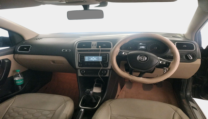 2015 Volkswagen Polo HIGHLINE1.5L, Diesel, Manual, 1,51,336 km, interior