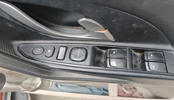 2015 Mahindra XUV500 W10 AWD, Diesel, Manual, 91,526 km, interior