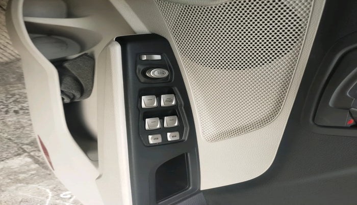 2023 Mahindra XUV300 W6 1.2 PETROL, Petrol, Manual, 22,675 km, interior