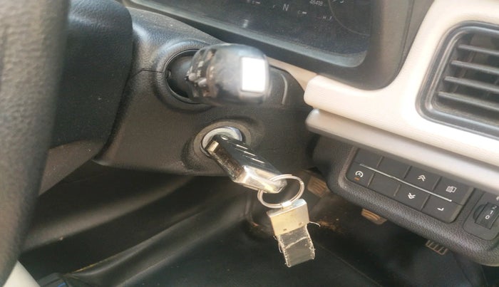 2022 Mahindra XUV700 MX D MT 5 STR, Diesel, Manual, 48,418 km, interior