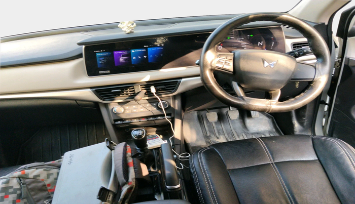 2023 Mahindra XUV700 AX 5 D MT 5 STR, Diesel, Manual, 35,445 km, interior