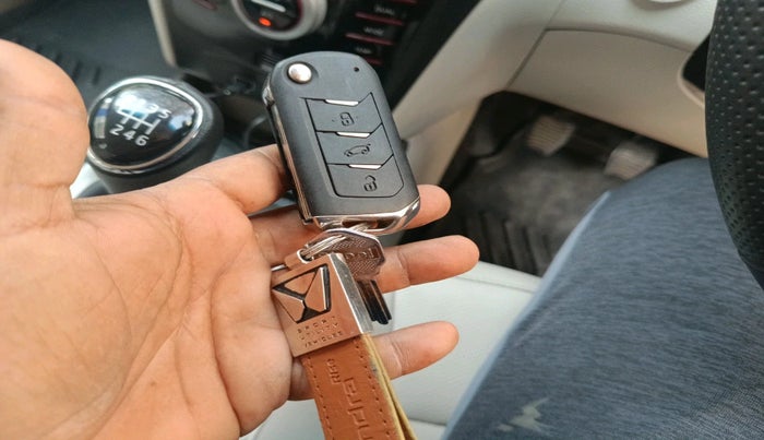 2024 Mahindra XUV300 W8 (O) 1.2 PETROL, Petrol, Manual, 32,776 km, interior