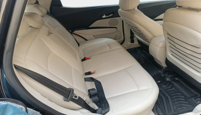 2024 Mahindra XUV300 W8 (O) 1.2 PETROL, Petrol, Manual, 32,776 km, interior