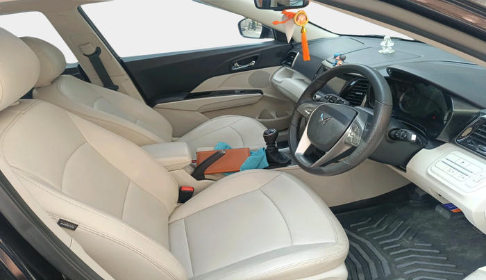 2024 Mahindra XUV300 W8 (O) 1.2 PETROL, Petrol, Manual, 32,776 km, interior