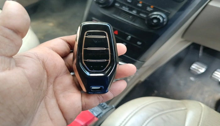 2018 Mahindra XUV500 W10, Diesel, Manual, 1,03,367 km, interior