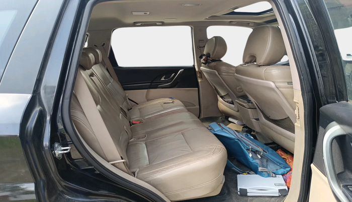 2018 Mahindra XUV500 W10, Diesel, Manual, 1,03,367 km, interior