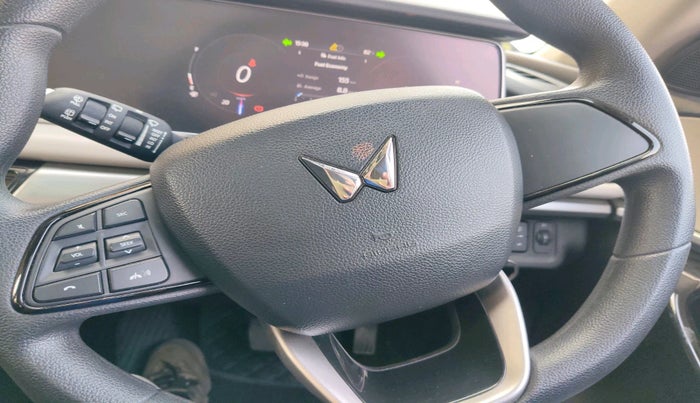 2022 Mahindra XUV700 AX 5 P AT 5 STR, Petrol, Automatic, 25,547 km, interior