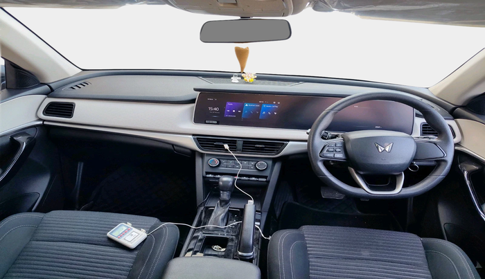 2022 Mahindra XUV700 AX 5 P AT 5 STR, Petrol, Automatic, 25,547 km, interior