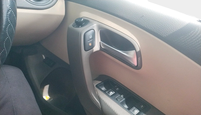 2013 Volkswagen Vento HIGHLINE DIESEL 1.6, Diesel, Manual, 1,60,154 km, interior
