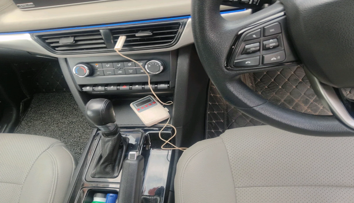 2022 Mahindra XUV700 AX 5 D AT 7 STR, Diesel, Automatic, 52,813 km, interior