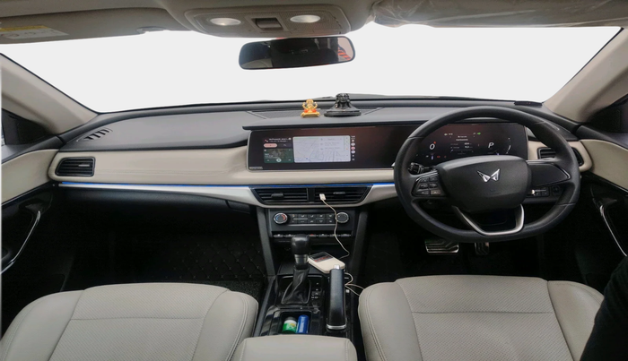 2022 Mahindra XUV700 AX 5 D AT 7 STR, Diesel, Automatic, 52,813 km, interior