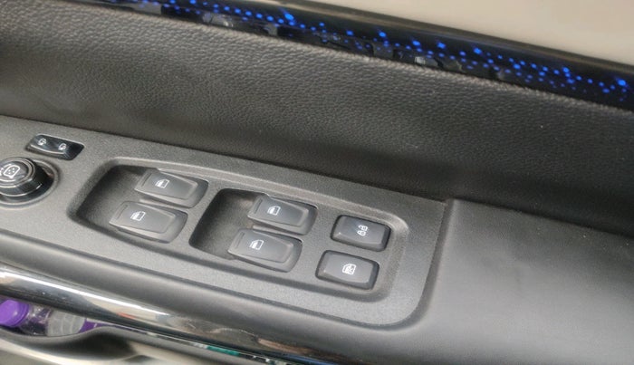 2022 Mahindra XUV700 AX 5 D AT 7 STR, Diesel, Automatic, 52,813 km, interior