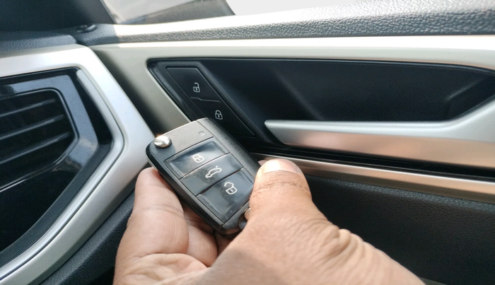 2023 Volkswagen VIRTUS TOPLINE TSI 1.0 AT, Petrol, Automatic, 82,188 km, interior