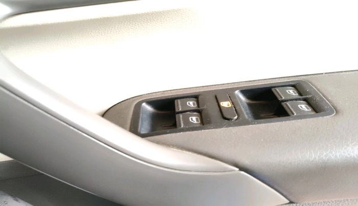 2012 Volkswagen Vento HIGHLINE DIESEL 1.6, Diesel, Manual, 1,10,311 km, interior