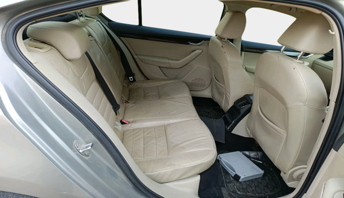 2013 Skoda Octavia AMBITION 2.0 TDI AT, Diesel, Automatic, 1,88,156 km, interior