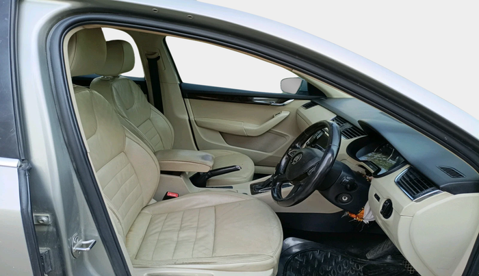 2013 Skoda Octavia AMBITION 2.0 TDI AT, Diesel, Automatic, 1,88,156 km, interior