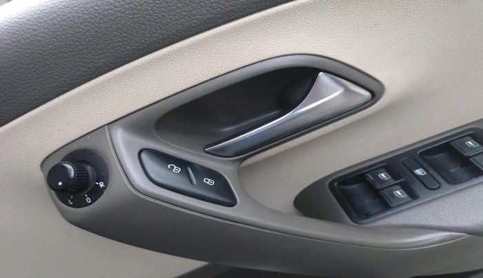 2012 Volkswagen Vento HIGHLINE DIESEL 1.6, Diesel, Manual, 1,54,714 km, interior