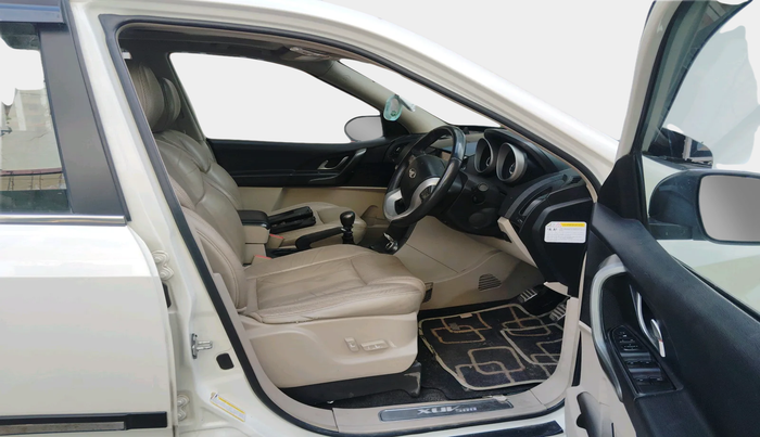 2016 Mahindra XUV500 W10, Diesel, Manual, 1,19,080 km, interior