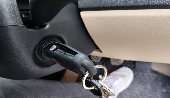 2014 Volkswagen Polo HIGHLINE1.2L, Petrol, Manual, 1,22,132 km, interior