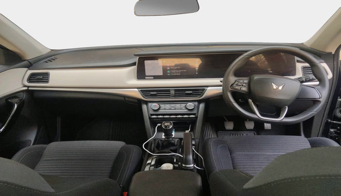 2022 Mahindra XUV700 AX 5 D MT 5 STR, Diesel, Manual, 27,709 km, interior