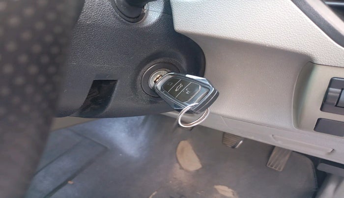 2016 Mahindra Kuv100 K8 6 STR, Petrol, Manual, 57,612 km, interior