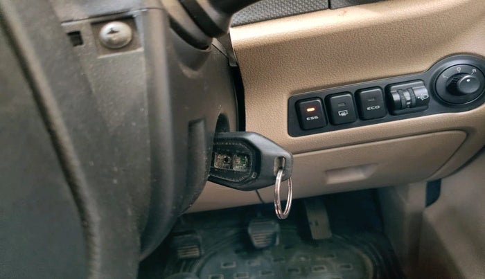 2018 Mahindra TUV300 T10, Diesel, Manual, 99,268 km, interior