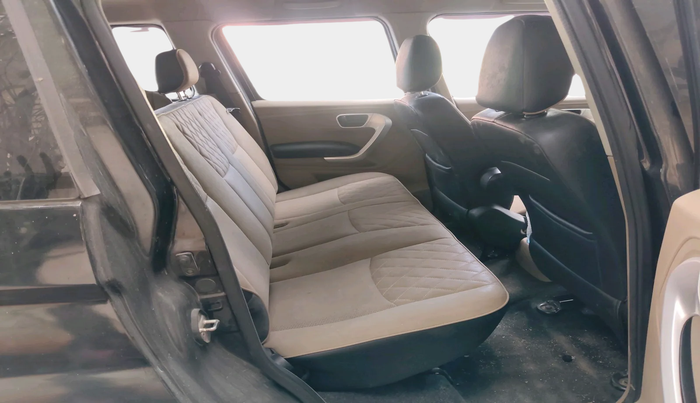 2018 Mahindra TUV300 T10, Diesel, Manual, 99,268 km, interior