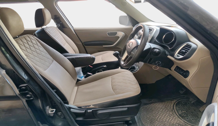 2018 Mahindra TUV300 T10, Diesel, Manual, 99,268 km, interior