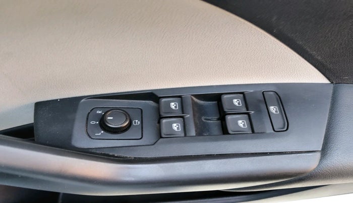 2021 Volkswagen TAIGUN TOPLINE 1.0 TSI MT, Petrol, Manual, 33,578 km, interior