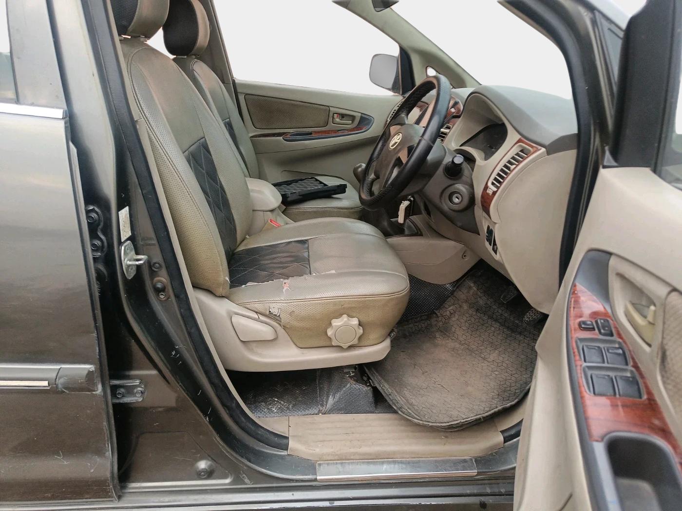2012 Toyota Innova 2.5 G 8 STR, Diesel, Manual, 2,15,985 km, interior