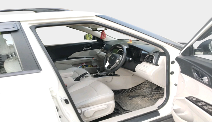 2022 Mahindra XUV300 W8 (O) 1.2 PETROL AMT, Petrol, Automatic, 37,000 km, interior