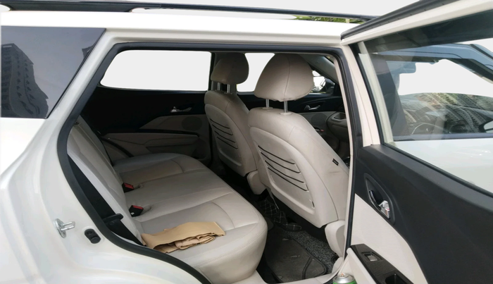 2022 Mahindra XUV300 W8 (O) 1.2 PETROL AMT, Petrol, Automatic, 37,000 km, interior