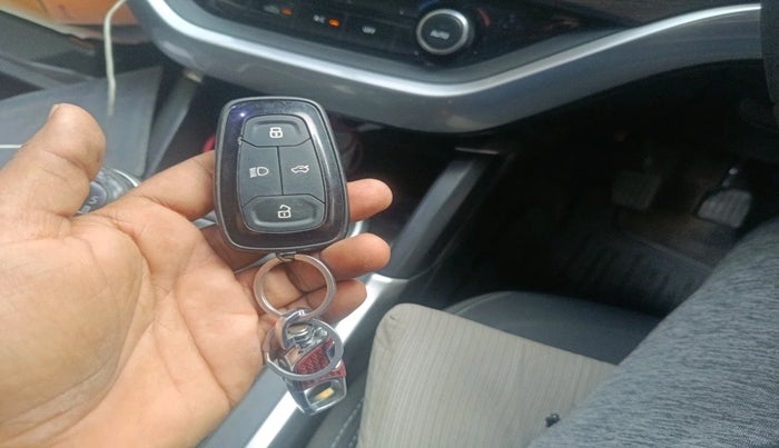 2019 Tata Harrier XT 2.0L KRYOTEC, Diesel, Manual, 59,230 km, interior