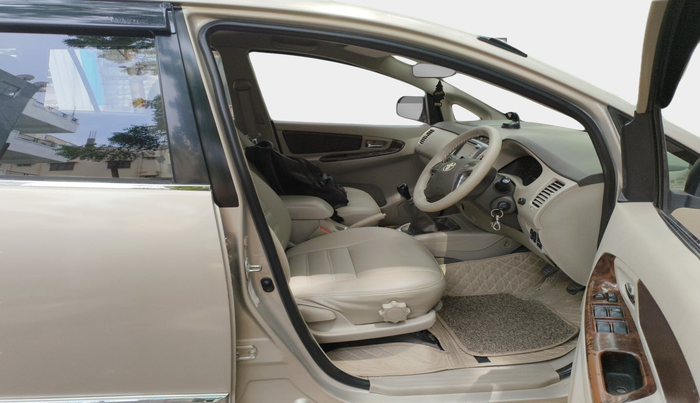 2014 Toyota Innova 2.5 VX 7 STR, Diesel, Manual, 1,44,797 km, interior