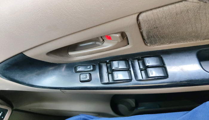 2015 Toyota Innova 2.5 GX 8 STR, Diesel, Manual, 2,57,785 km, interior