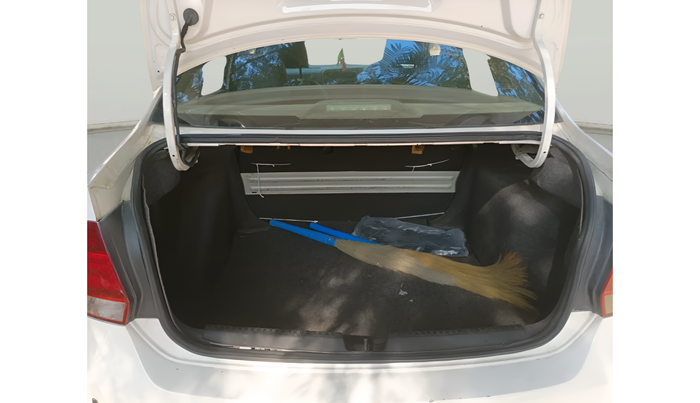 2011 Volkswagen Vento HIGHLINE 1.6 MPI, Petrol, Manual, 1,16,844 km, exterior