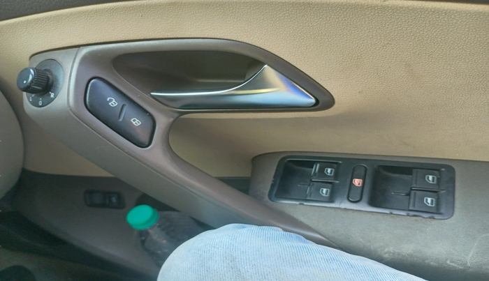 2011 Volkswagen Vento HIGHLINE 1.6 MPI, Petrol, Manual, 1,16,844 km, interior