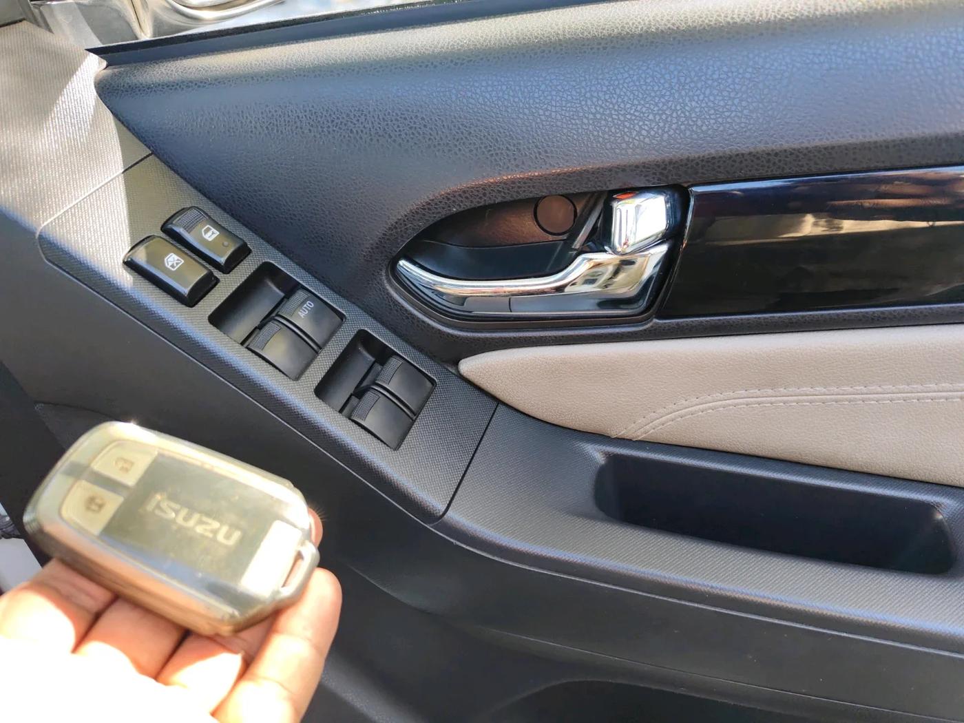 2017 ISUZU MU-X 4x4 A/T, Diesel, Automatic, 1,80,893 km, interior