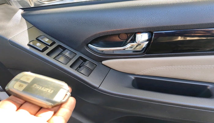 2017 ISUZU MU-X 4x4 A/T, Diesel, Automatic, 1,80,893 km, interior