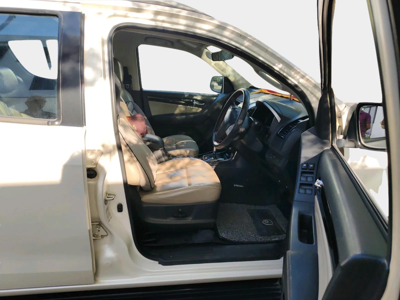 2017 ISUZU MU-X 4x4 A/T, Diesel, Automatic, 1,80,893 km, interior
