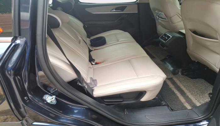 2021 Mahindra XUV700 AX 7 LUXURY P AT 7 STR, Petrol, Automatic, 90,340 km, interior