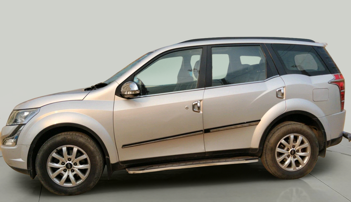 2017 Mahindra XUV500 W10 AT, Diesel, Automatic, 1,04,238 km, exterior