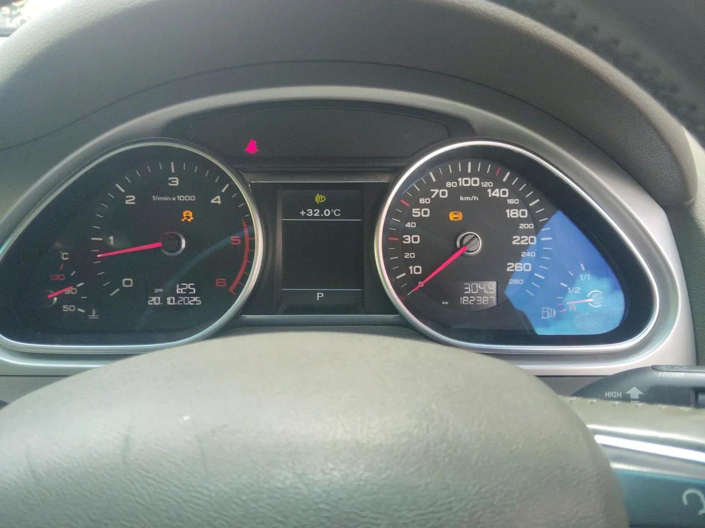 2011 Audi Q7 3.0 TDI QUATTRO, Diesel, Automatic, 1,82,677 km, interior