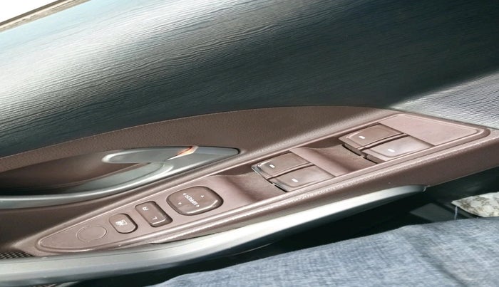 2014 Mahindra XUV500 W6, Diesel, Manual, 1,75,331 km, interior