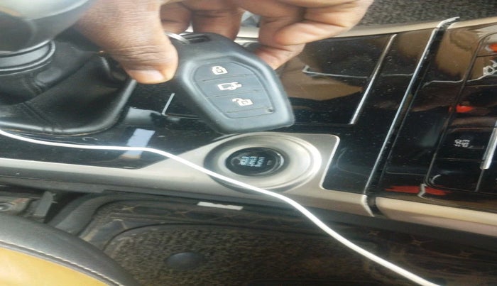 2018 Mahindra XUV500 W11, Diesel, Manual, 1,00,771 km, interior