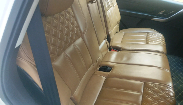 2018 Mahindra XUV500 W11, Diesel, Manual, 1,00,771 km, interior