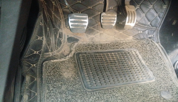 2018 Mahindra XUV500 W11, Diesel, Manual, 1,00,771 km, interior