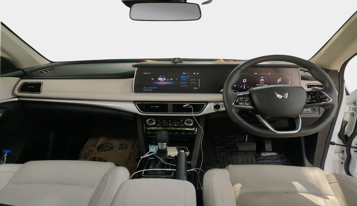 2025 Mahindra XUV700 AX 7 D AT 7 STR, Diesel, Automatic, 7,611 km, interior