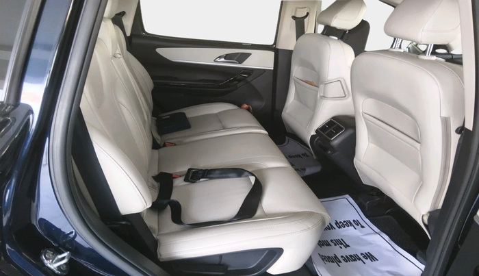 2023 Mahindra XUV700 AX 7 LUXURY D AT 7 STR, Diesel, Automatic, 60,253 km, interior