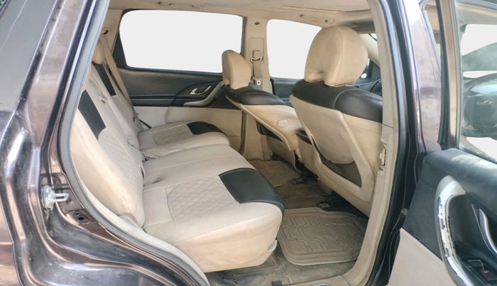 2015 Mahindra XUV500 W10, Diesel, Manual, 1,48,133 km, interior